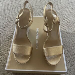 MICHAEL Michael Kors Jill Wedge Metallic Leather Size 7.5